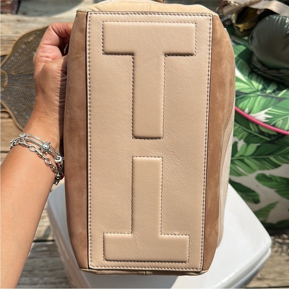 Tory Burch tote crossbody. Landscape design. Great condition. Neutral colors - Picture 10 of 14